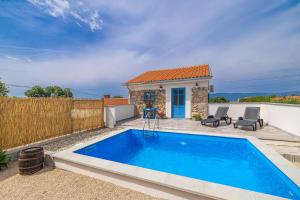 Holiday house KUNTENTA with pool and jacuzzi