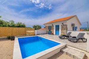Holiday house KUNTENTA with pool and jacuzzi