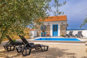 Holiday house KUNTENTA with pool and jacuzzi
