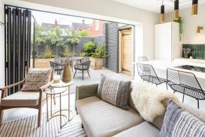 Host & Stay - The School House