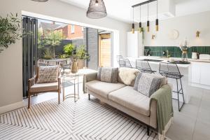 Host & Stay - The School House