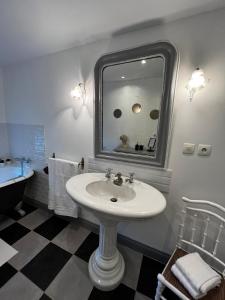 B&B / Chambres d'hotes chambre d'hotes dans un moulin du 16eme : photos des chambres