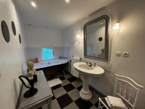 B&B / Chambres d'hotes chambre d'hotes dans un moulin du 16eme : Chambre Double avec Salle de Bains Privative