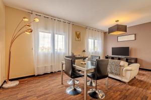 Hotels Logis Hotel Center : Suite avec Cuisine