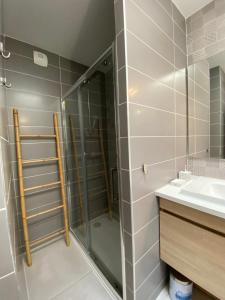 Appart 4 pers climatisé parking piscine proche des plages ménage inclus - V0816