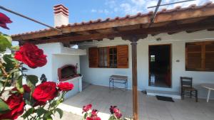 Peaceful 2-bedroom house 800m from beach