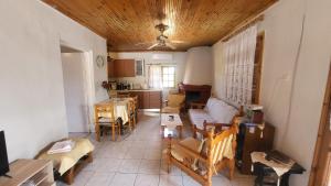Peaceful 2-bedroom house 800m from beach