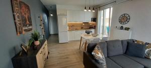 Garden Seaview Luxury Apartment with private parking