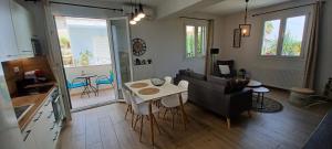 Garden Seaview Luxury Apartment with private parking