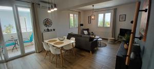 Garden Seaview Luxury Apartment with private parking