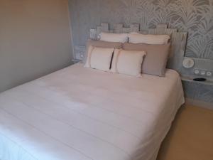B&B / Chambres d'hotes La maison du Bonheur, borne de recharge VE : photos des chambres
