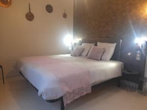 B&B / Chambres d'hotes La maison du Bonheur, borne de recharge VE : photos des chambres