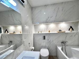 5 people,2 double,1 sofa bed Ferry,Beach&Pool club