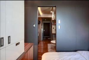 COZY SKYLINE CONDO in MAKATI