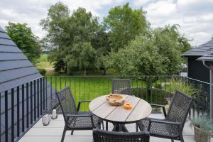 Traumhafte Ferienwohnung am Park, großer Balkon, voll ausgestattete Küche, Schreibtisch, WiFi, Smart TV, Carport, Wallbox, Fahrräder