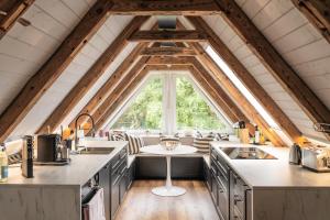 Traumhafte Ferienwohnung am Park, großer Balkon, voll ausgestattete Küche, Schreibtisch, WiFi, Smart TV, Carport, Wallbox, Fahrräder