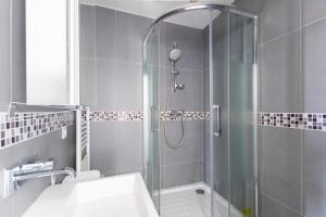 GuestReady -Cozy Apartment with Eiffel Tower view