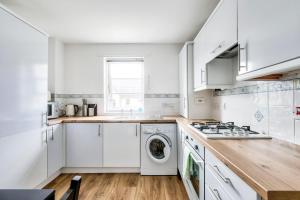 GuestReady - Stylish Apt w Parking near Edinburgh