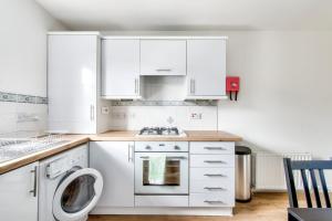 GuestReady - Stylish Apt w Parking near Edinburgh