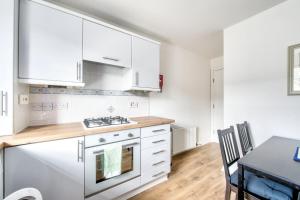 GuestReady - Stylish Apt w Parking near Edinburgh
