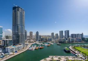 Charming 1BR Apartment in Sparkle Tower 1, Dubai Marina by Deluxe Holiday Homes