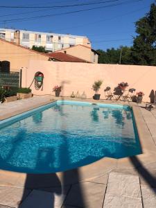 Studio indépendant, piscine & jardin en centre-ville