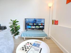 Central Trafford Duplex With Shop at Base - Pass the Keys