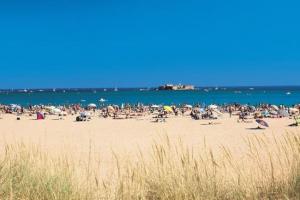 T2 residence alhambra avec piscine a 800 m plage richelieu et 300m ile des loisirs