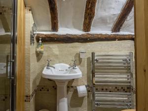 Hay Meadow Farm, Cosy Thatched Holiday Cottage