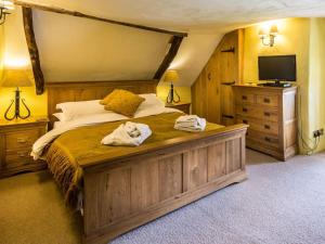 Hay Meadow Farm, Cosy Thatched Holiday Cottage