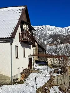 Hikers Hut Hišar - Podbrdo