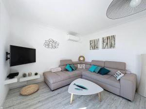 Lumineux T3 climatisé près de la plage des Lecques, avec double terrasse et parking. - FR-1-770-22