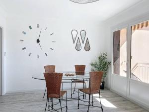 Lumineux T3 climatisé près de la plage des Lecques, avec double terrasse et parking. - FR-1-770-22