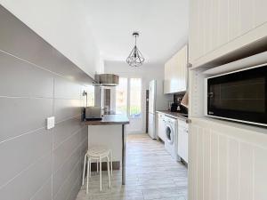 Lumineux T3 climatisé près de la plage des Lecques, avec double terrasse et parking. - FR-1-770-22