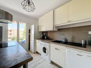 Lumineux T3 climatisé près de la plage des Lecques, avec double terrasse et parking. - FR-1-770-22