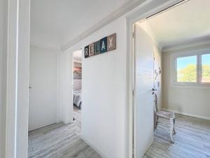 Lumineux T3 climatisé près de la plage des Lecques, avec double terrasse et parking. - FR-1-770-22