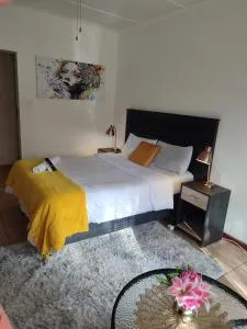 Cosy Self-Catering Bachelor Apartment - Stone Edge