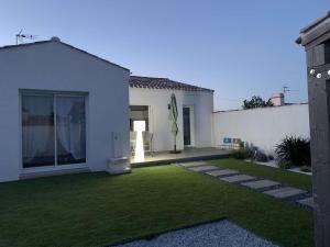 Maisons de vacances Maison de vacances avec jardin clos, a proximite de la plage de Barbatre, 6 couchages - FR-1-224B-227 : photos des chambres