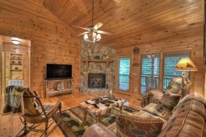 Ole Bear Paw Cabin - Cherry Log GA - Cozy Retreat, Stunning Views, Hot Tub, Outdoor Fire Pit, Porch Swing