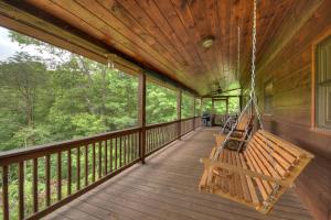 Ole Bear Paw Cabin - Cherry Log GA - Cozy Retreat, Stunning Views, Hot Tub, Outdoor Fire Pit, Porch Swing