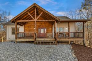 The Peaceful Meadow Cabin - Nature Views, Hot Tub, Fire Pit, Gas Fire Table, Cornhole, Privacy - Morganton, GA