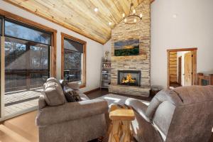 The Peaceful Meadow Cabin - Nature Views, Hot Tub, Fire Pit, Gas Fire Table, Cornhole, Privacy - Morganton, GA