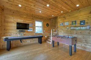 View From The Top - Pet-Friendly Mountain View Blue Ridge Cabin - Stunning Views, Hot Tub, Shuffleboard, Foosball In The Aska Ad