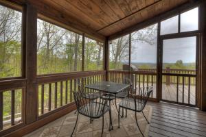 View From The Top - Pet-Friendly Mountain View Blue Ridge Cabin - Stunning Views, Hot Tub, Shuffleboard, Foosball In The Aska Ad