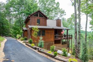 Tysons Peak - Pet Friendly Aska Adventure Cabin - Mountain Views, Hot Tub, Arcade, Bumper Pool Table, Wet Bar, Egg Style Grill,
