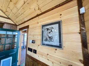Tysons Peak - Pet Friendly Aska Adventure Cabin - Mountain Views, Hot Tub, Arcade, Bumper Pool Table, Wet Bar, Egg Style Grill,
