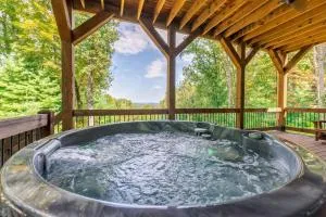 A Mornings Mist - Scouts Overlook - Romantic Retreat, Hot Tub, Cozy Fireplace, Mountain Views at Scouts Overlook - - Maple Grove