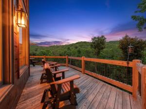 Whisky Creek Retreat - Family Friendly Blue Ridge Cabin - Mountain Views, Hot Tub, Fire Pit, Covered Deck, Game Room, Close To D