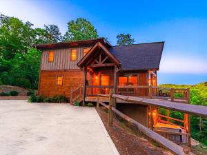 Whisky Creek Retreat - Family Friendly Blue Ridge Cabin - Mountain Views, Hot Tub, Fire Pit, Covered Deck, Game Room, Close To D