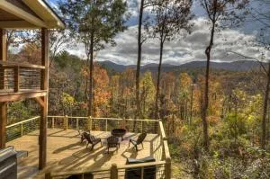 Serenity Now - Game Room and Mountain Views - Hot Tub, Cozy Fireplace, Modern Amenities, Billiards Table, Porch Fire Pit - Cherr - Cherry Log